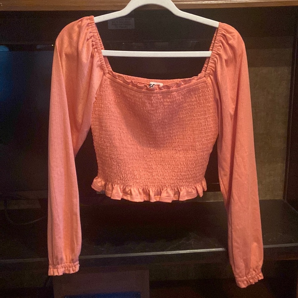 Fitted coral top with puffy sleeves
